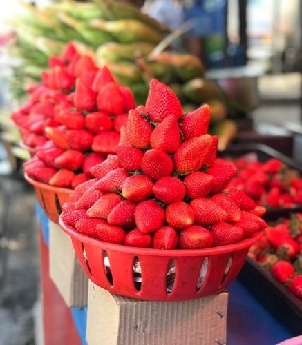 Fresh strawberries in baskets at a Mahabaleshwar market stall
